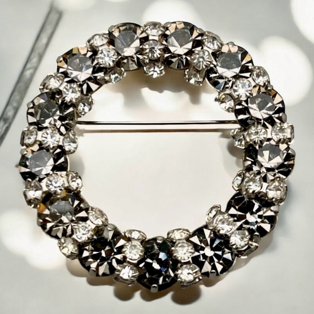 Vintage Warner Crystal Rhinestone Circle Brooch